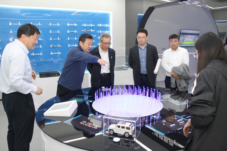 南京大学校长谈哲敏院士一行赴苏州研究院调研